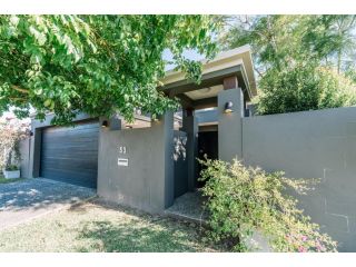Gorgeous Riverfront 5BR House with Pool Guest house, Gold Coast - 5