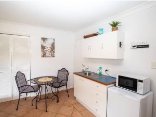 GORGEOUS STUDIO + 100M TO BEACH + POOL Apartment, Point Lookout - 4