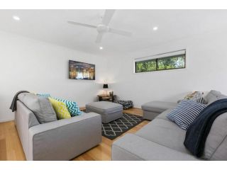 Graebill 2 Bedroom 2 Bathroom Light and Spacious Duplex Walk to Beach Great Outdoor Entertaining Area Guest house, Sunshine Beach - 1