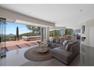 Grandview - Luxurious Entertainer with Spectacular Views Guest house, Nelson Bay - 2