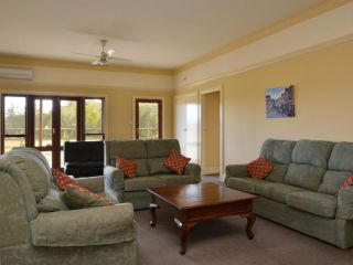 Grasmere Estate Homestead - hear the Lions roar from nearby Hunter Valley Zoo Guest house, Nulkaba - 3