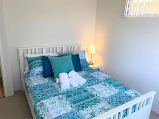 Great Value Close to Airport and Shops Free Wifi Netflix Wine Apartment, Perth - 3