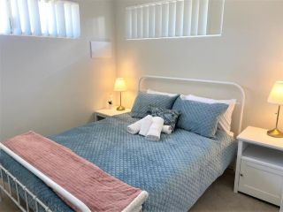 Great Value Close to Airport and Shops Free Wifi Netflix Wine Apartment, Perth - 4