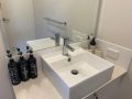 Great Value Close to Airport and Shops Free Wifi Netflix Wine Apartment, Perth - thumb 17