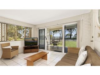 Ground floor air conditioned, fabulous waterviews overlooking Pumicestone Passage Guest house, Bongaree - 4