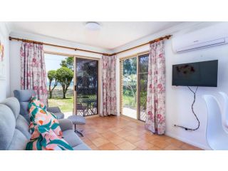 Ground Floor Couples Getaway On South Guest house, Bongaree - 4