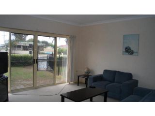Ground floor, family unit on the canal with free WIFI! Guest house, Bongaree - 1