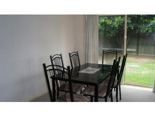 Ground floor, family unit on the canal with free WIFI! Guest house, Bongaree - 3