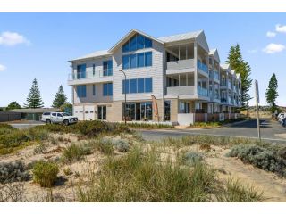Hamptons by the Beach ~ New Apt 50m from the Sea Guest house, Moana - 1