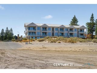 Hamptons by the Beach ~ New Apt 50m from the Sea Guest house, Moana - 3