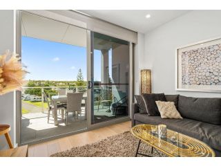 Hamptons by the Beach ~ New Apt 50m from the Sea Guest house, Moana - 2