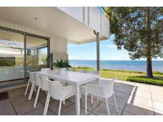 Hamptons by the Sea - Luxury on the Waters Edge Guest house, Salamander Bay - 3