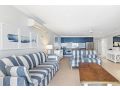 Hamptons Meets Hervey Bay In Upmarket Resort - Ocean Views Apartment, Hervey Bay - thumb 7