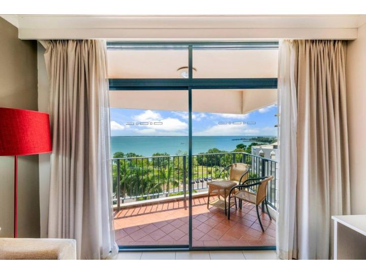 Harbourfront Ease in Two Adjacent Seaview Suites Apartment, Darwin - imaginea 1