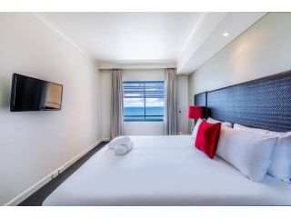 Harbourfront Ease in Two Adjacent Seaview Suites Apartment, Darwin - 3