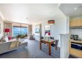 Harbourfront Ease in Two Adjacent Seaview Suites Apartment, Darwin - thumb 8