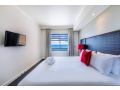 Harbourfront Ease in Two Adjacent Seaview Suites Apartment, Darwin - thumb 3