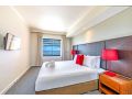 Harbourfront Ease in Two Adjacent Seaview Suites Apartment, Darwin - thumb 10
