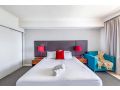 Harbourfront Ease in Two Adjacent Seaview Suites Apartment, Darwin - thumb 11