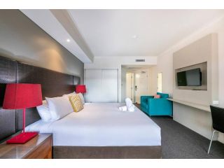 Harbourfront Resort King Studio w Balcony Pool Apartment, Darwin - 3