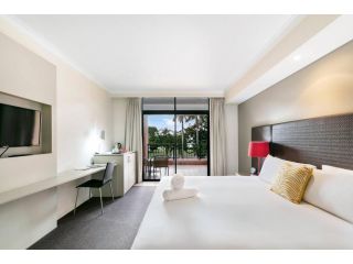 Harbourfront Resort King Studio w Balcony Pool Apartment, Darwin - 1