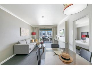 Harbourside Pool Getaway with Two Adjacent Rooms Apartment, Australia - 3