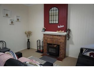 Harris House-2 bedroom unit with INDOOR FIREPLACE Holiday home Stanthorpe Guest house, Stanthorpe - 2