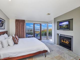HEARN'S BEACHSIDE VILLA 4 Guest house, Port Fairy - 3