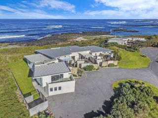 HEARN'S BEACHSIDE VILLA 4 Guest house, Port Fairy - 2