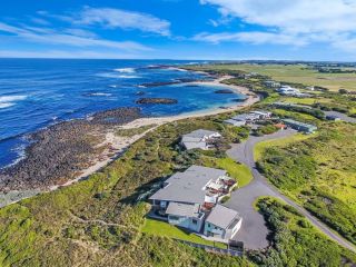 HEARN'S BEACHSIDE VILLA 7 Guest house, Port Fairy - 1