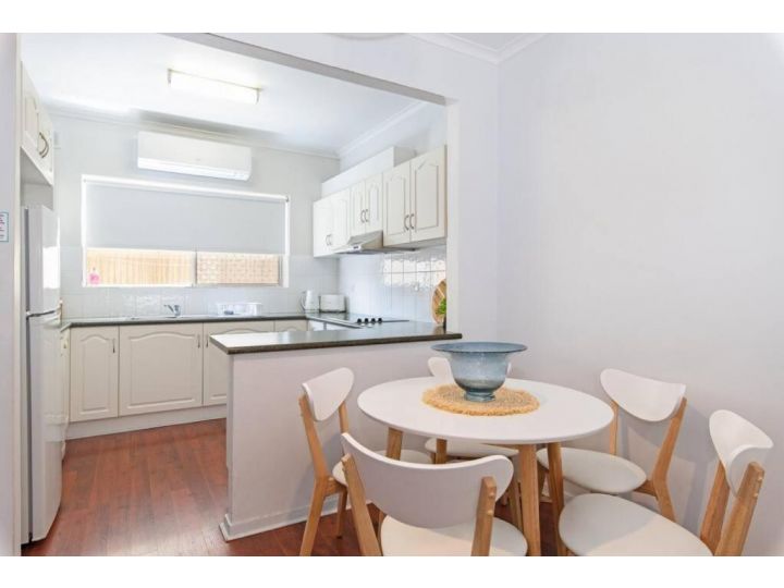 HEN001 Coastal Beach Retreat Cosy 2BR Apartment Apartment, Henley Beach South - imaginea 6
