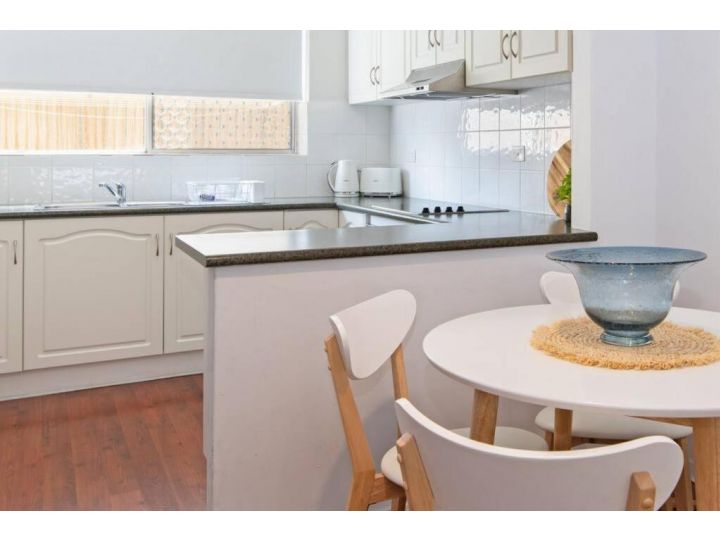 HEN001 Coastal Beach Retreat Cosy 2BR Apartment Apartment, Henley Beach South - imaginea 13