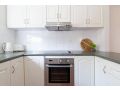 HEN001 Coastal Beach Retreat Cosy 2BR Apartment Apartment, Henley Beach South - thumb 5
