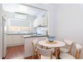 HEN001 Coastal Beach Retreat Cosy 2BR Apartment Apartment, Henley Beach South - thumb 6