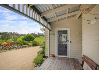 Henkley Cottage 1 - Isaiah Guest house, Central Tilba - 1