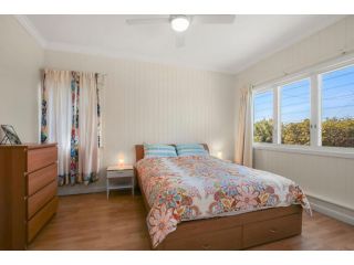 Henzell Street 28. Dicky Beach Guest house, Caloundra - 5