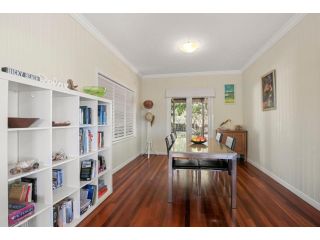 Henzell Street 28. Dicky Beach Guest house, Caloundra - 3