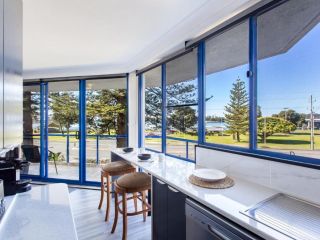 Heritage 202 Overlooking the Water Apartment, Tuncurry - 1