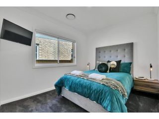 Hideaway on Curran - Modern & Comfy Retreat in CBD Firepit Guest house, Orange - 4