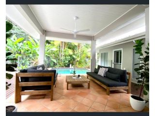 Hideaway - Tropical, lush beachfront home Guest house, Port Douglas - 1