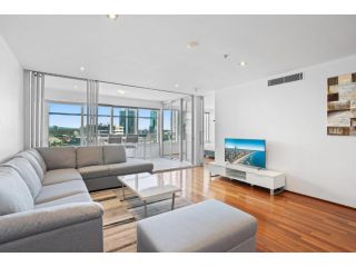 Highsky Resort Unit with Pool & Gym Apartment, Gold Coast - 2
