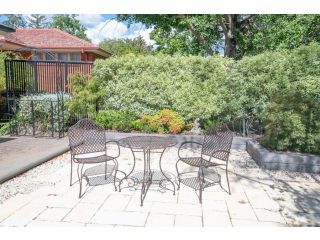 Hillcrest Light Filled Home with Stunning Garden Guest house, Orange - 1