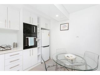 65 Hillside Gardens By Kingspark CBD Free Parking Apartment, Perth - 1