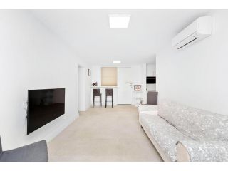 65 Hillside Gardens By Kingspark CBD Free Parking Apartment, Perth - 5