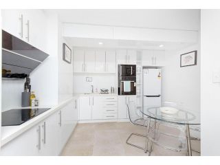 65 Hillside Gardens By Kingspark CBD Free Parking Apartment, Perth - 2