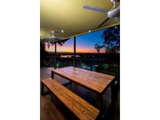 HILLTOP ESCAPE 800m from Beach, BURLEIGH HEADS Guest house, Gold Coast - 3