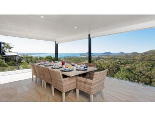 Hilltop Hideaway - Breathtaking views, moments to beach! Guest house, Nelson Bay - 1