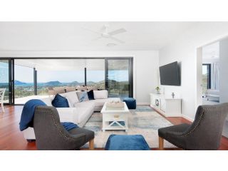 Hilltop Hideaway - Breathtaking views, moments to beach! Guest house, Nelson Bay - 4
