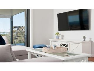 Hilltop Hideaway - Breathtaking views, moments to beach! Guest house, Nelson Bay - 3