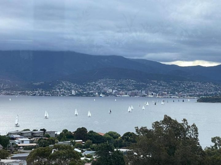 Hobart panoramic view with Spas Apartment, Tasmania - imaginea 1